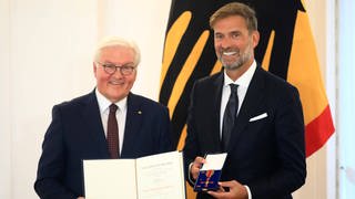 Der ehemalige Trainer des FSV Mainz 05, Jürgen Klopp, ist von Bundespräsident Steinmeier mit dem Bundesverdienstorden ausgezeichnet worden