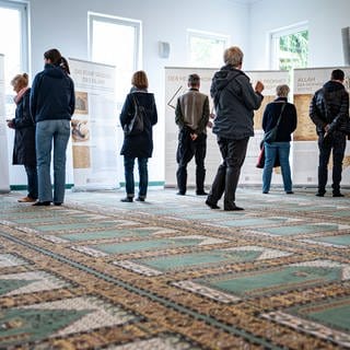 Rund 1.000 Moscheegemeinden bundesweit laden am 3. Oktober 2024 wieder interessierte Besucherinnen und Besucher zum "Tag der offenen Moschee" ein.