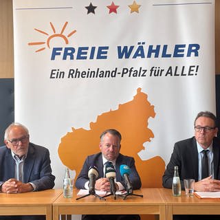 Der Landesvorsitzende der Freien Wähler Rheinland-Pfalz, Stephan Wefelscheid (M), Parteivize Herbert Drumm (l) und Schatzmeister Marco Degen äußern sich zu den Beweggründen ihres angekündigten Abschieds aus dem Landesvorstand. 