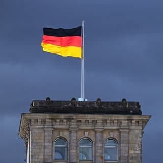 Deutschlandfahne im Wind