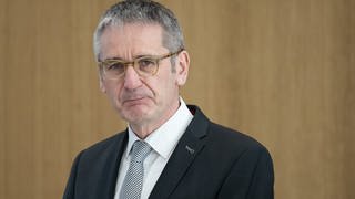 Der rheinland-pfälzische Landtagspräsident Hendrik Hering kritisiert die Vorgänge in der Fraktion der Freien Wähler. Der SPD-Politiker sieht einen Schaden für die Demokratie. 