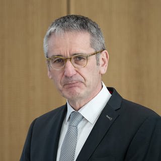 Der rheinland-pfälzische Landtagspräsident Hendrik Hering kritisiert die Vorgänge in der Fraktion der Freien Wähler. Der SPD-Politiker sieht einen Schaden für die Demokratie. 