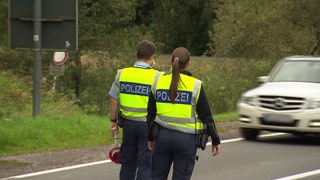 Wir hier an der Grenze zu Belgien will die Bundespolizei in der Eifel illegal eingereist Migranten aufgreifen. Offensichtliche Berufspendler sollen durchgewunken werden.