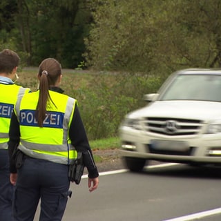 Wir hier an der Grenze zu Belgien will die Bundespolizei in der Eifel illegal eingereist Migranten aufgreifen. Offensichtliche Berufspendler sollen durchgewunken werden.