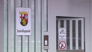 Der Eingang einer Justizvollzugsanstalt in RLP - die hochgesichert Tür öffnet sich. Am Samstag können Interessierte einen Blick hinter die Kulissen in der JVA Frankenthal werfen. 