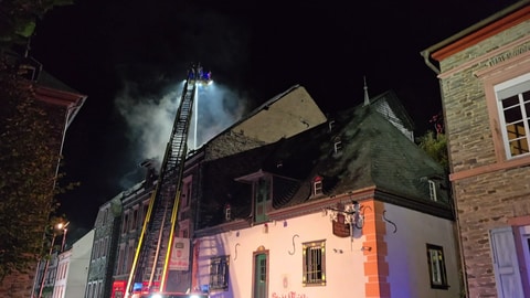 Die Feuerwehr muss bis in die frühen Morgenstunden am Samstag noch Nachlöscharbeiten vornehmen.