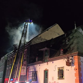 Die Feuerwehr muss bis in die frühen Morgenstunden am Samstag noch Nachlöscharbeiten vornehmen.