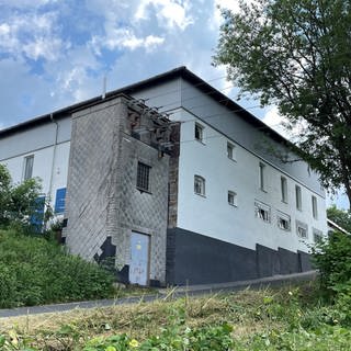 Die sogenannte "Fassfabrik" im Hachenburg bei Tag. Hier kam es zu einer nächtlichen Razzia der Polizei gegen eine mutmaßlich rechtsextreme Veranstaltung.