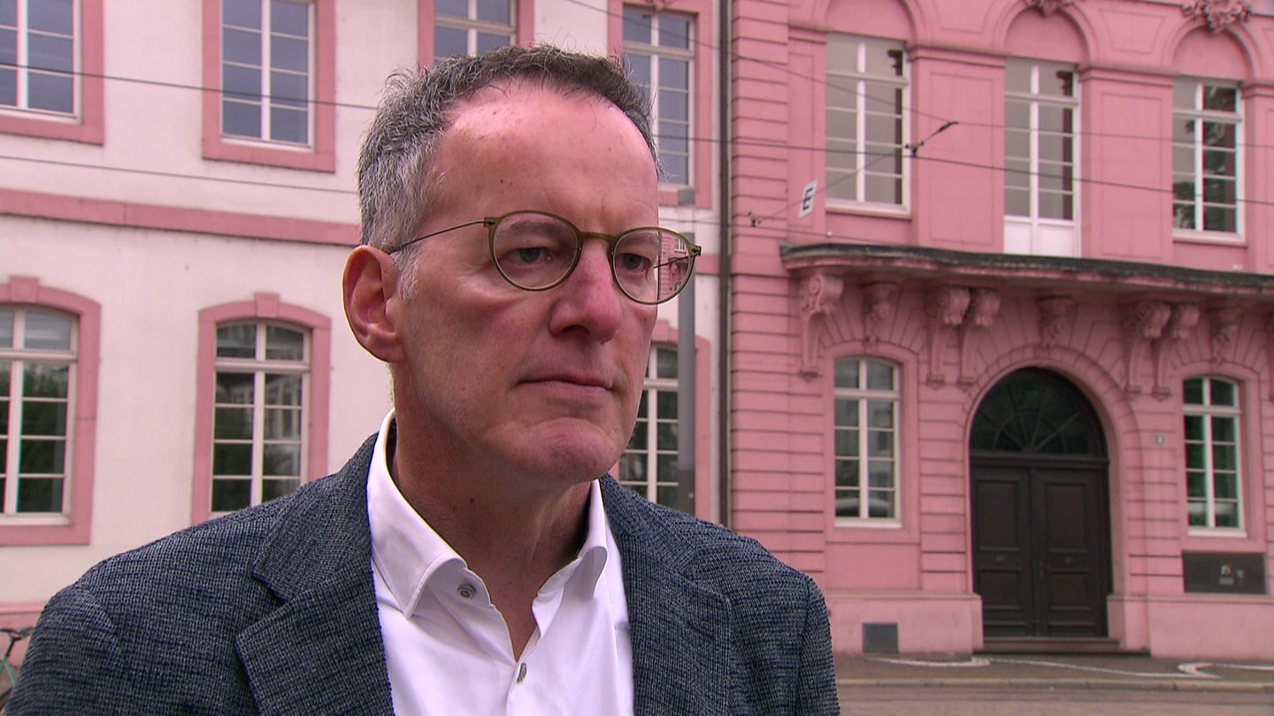 Innenminister Ebling (SPD) äußert sich zu der Großrazzia in Hachenburg im Westerwald.