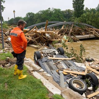 Die Landgrafenbrücke in Bad Neuenahr, an der bei der Flutkatastrophe jede Menge Treibgut hängengeblieben ist.