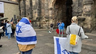 Gedenkmarsch an der Porta Nigra in Trier zum Jahrestag des Überfalls der Hamas auf Israel am 7. Oktober 2023. 