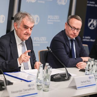 Herbert Reul (l, CDU), Innenminister von Nordrhein-Westfalen, Benjamin Limbach (M, Grüne), Justizminister Markus Hartmann , Leiter der Ansprechstelle Cybercrime, sprechen auf einer Pressekonferenz zu Kindesmissbrauch im Darknet.