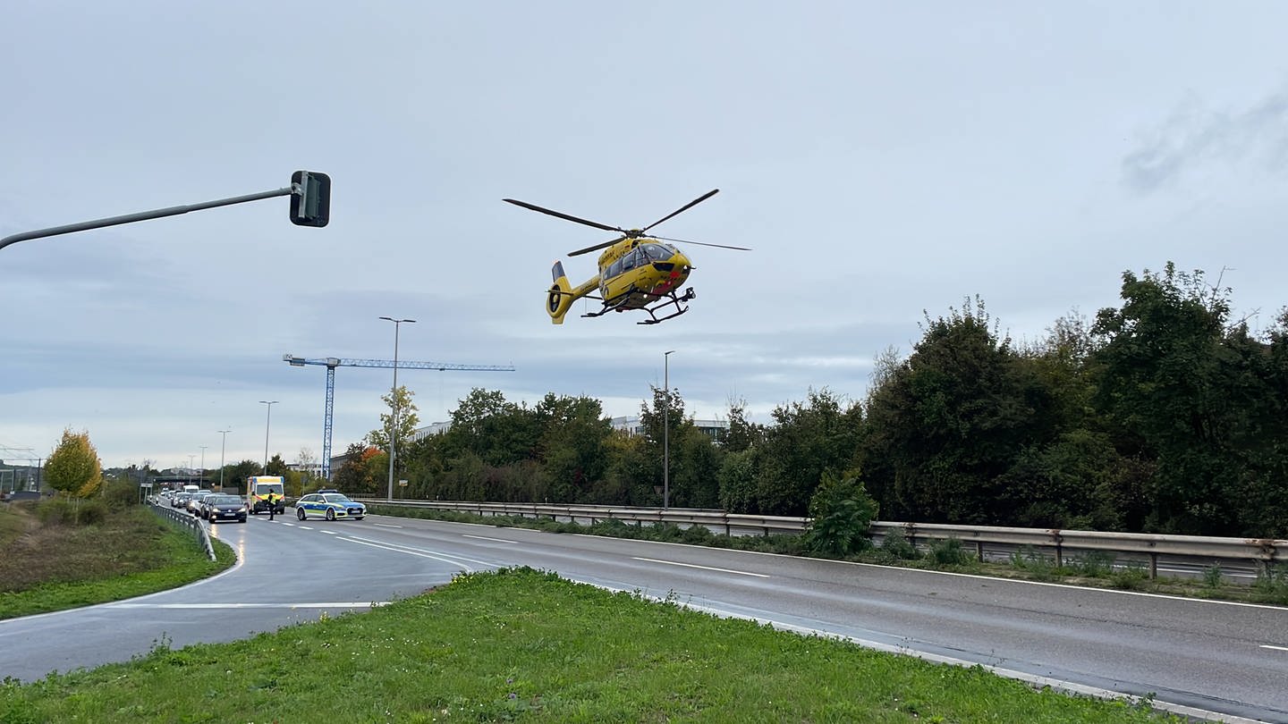 Bei diesem Unfall auf der Mainzer Saarstraße wurden am Dienstagvormittag fünf Menschen schwer verletzt. Auch ein Rettungshubsschrauber kam zum Einsatz.