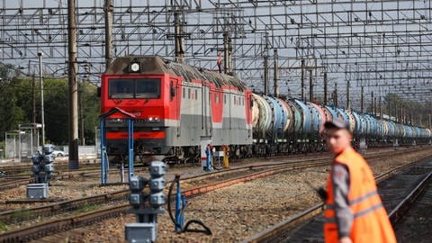 Eine Elektrolokomotive der russischen Eisenbahn ist unterwegs auf der Transsibirischen Eisenbahn.