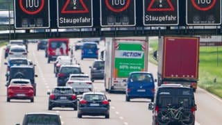 Pkw und Lkw stauen sich auf einer Autobahn. Der ADAC rechnet mit Staus und vollen Straßen zu Beginn der Herbsferien in RLP.