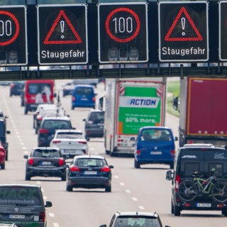 Pkw und Lkw stauen sich auf einer Autobahn. Der ADAC rechnet mit Staus und vollen Straßen zu Beginn der Herbsferien in RLP.