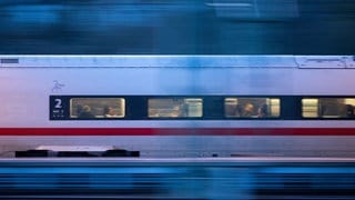 Ein ICE in voller Fahrt - nach Berlin und Paris kommen Rheinland-Pfälzer mit dem Fahrplanwechsel besser in die Metropolen