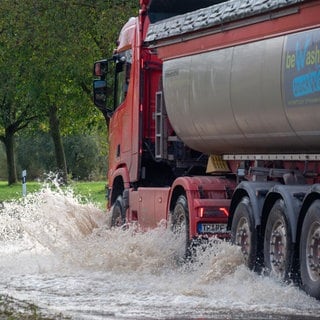 Die Mosel hat durch Sturmtief "kirk" auch straßen überschwemmt wie hier bei Lieser. 