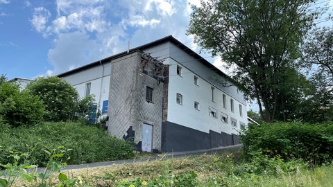 Die Fassfabrik im Hachenburg bei Tag. Hier kam es zu einer nächtlichen Razzia der Polizei gegen eine mutmaßlich rechtsextreme Veranstaltung.