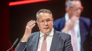 1.000 Euro für Langzeitarbeitslose, die ein Jahr einer Arbeit nachgehen? Der rheinland-pfälzische Ministerpräsident Alexander Schweitzer (SPD) lehnt das ab.