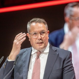 1.000 Euro für Langzeitarbeitslose, die ein Jahr einer Arbeit nachgehen? Der rheinland-pfälzische Ministerpräsident Alexander Schweitzer (SPD) lehnt das ab.