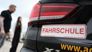 Um gegen exorbitante Führerscheinpreise vorzugehen, hat die Unionsfraktion einen Antrag im Bundestag eingebracht, über den am Donnerstag, 17. Oktober, abgestimmt wird.