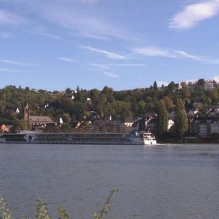 Ein Schiff fährt auf der Mosel bei Koblenz