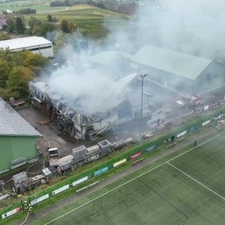 Brennende Lagerhallle bei Sommerloch