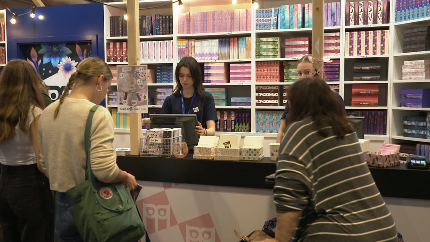 Die Mainzer Autorin Josie Wismar wird vom überwiegend jungen Publikum auf der Frankfurter Buchmesse gefeiert. Sie ist eine Vertreterin der neuen Gattung 