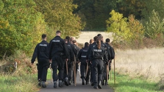 Am Roddar Maar im Kreis Ahrweiler sind zwei Leichen entdeckt worden. Ihre Identität ist noch unbekannt. Die Staatsanwaltschaft hat die Obduktion der Leichen angeordnet.