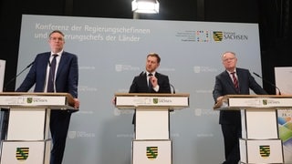 Alexander Schweitzer (SPD), Ministerpräsident von Rheinland-Pfalz, Michael Kretschmer (CDU), Ministerpräsident von  Sachsen, und Stephan Weil (SPD), Ministerpräsident von Niedersachsen, erläutern die Beschlüsse.