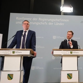 Alexander Schweitzer (SPD), Ministerpräsident von Rheinland-Pfalz, Michael Kretschmer (CDU), Ministerpräsident von  Sachsen, und Stephan Weil (SPD), Ministerpräsident von Niedersachsen, erläutern die Beschlüsse.