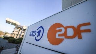 Ein Schild von ARD und ZDF - die Ministerpräsidenten der Länder haben eine Entscheidung zum Rundfunkstaatsvertrag getroffen