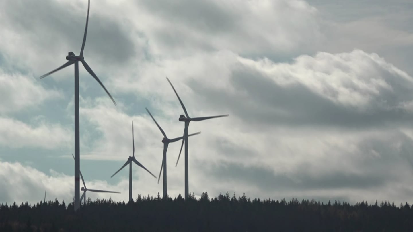 Mehrere Windräder auf einem Hügel