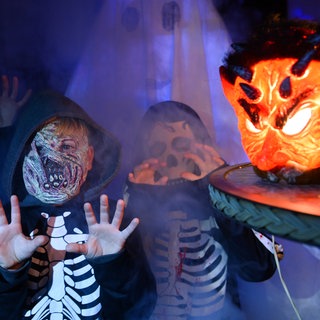 Kinder mit gruseligen Masken an Halloween - wer haftet, wenn Scherze mit Sachschaden enden?