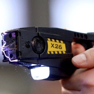 Hand hält ein Elektroschock-Gerät - Die Taser sind seit 2018 in RLP in Gebrauch