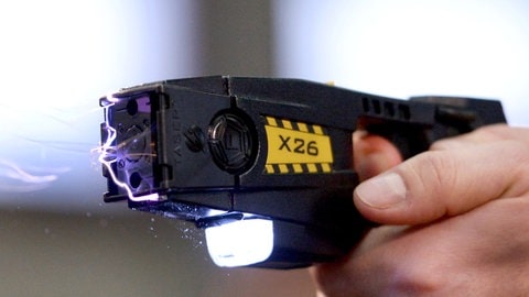 Taser sind bei der Polizei in Rheinland-Pfalz seit 2018 im Einsatz. 