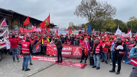 Metaller versammeln sich in Kastel an der Theodor-Heuss-Brücke für eine Demonstration in Richtung Mainzer Rheinufer