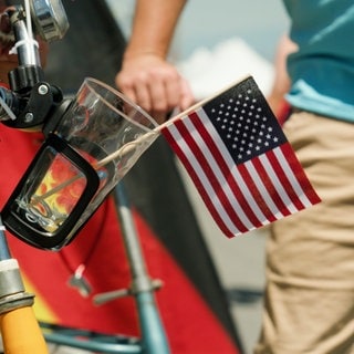 Symbolfoto: USA-Fahne steckt in einem Dubbeglas