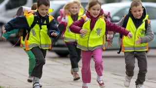 Reflektierende Warnwesten sind ein guter Schutz auf dem Schulweg in der dunklen Jahjreszeit.