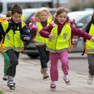 Reflektierende Warnwesten sind ein guter Schutz auf dem Schulweg in der dunklen Jahjreszeit.