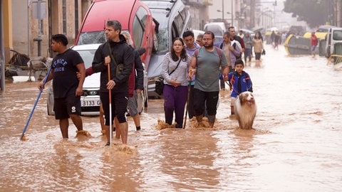 Die Straßen voller Wasser und Schlamm, Autowracks, zerstörte Häuser und traumatisierte Menschen. Die Bilder aus Spanien erinnern erschreckend an die Flutkatastrophe im Ahrtal.