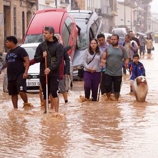 Die Straßen voller Wasser und Schlamm, Autowracks, zerstörte Häuser und traumatisierte Menschen. Die Bilder aus Spanien erinnern erschreckend an die Flutkatastrophe im Ahrtal.