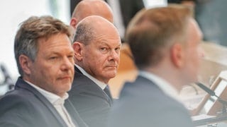 Bundeskanzler Olaf Scholz (SPD), Wirtschaftsminister Robert Habeck (Grüne) und Finanzminister Christian Lindner (FDP) bei einer gemeinsamen Pressekonferenz (Archivbild)