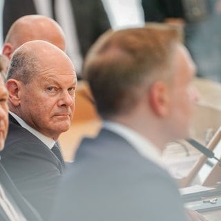 Bundeskanzler Olaf Scholz (SPD), Wirtschaftsminister Robert Habeck (Grüne) und Finanzminister Christian Lindner (FDP) bei einer gemeinsamen Pressekonferenz (Archivbild)