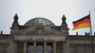 Der Reichstag in Berlin ist Sitz des Bundestages. Wann wird es nach dem Aus der Ampel-Koalition Neuwahlen geben? Eine Umfrage