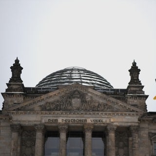 Der Reichstag in Berlin ist Sitz des Bundestages. Wann wird es nach dem Aus der Ampel-Koalition Neuwahlen geben? Eine Umfrage