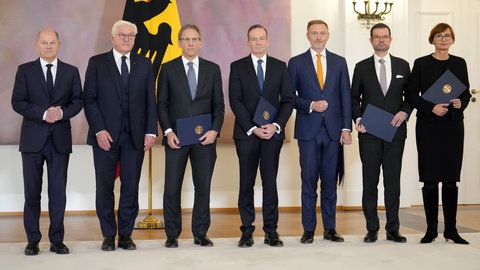 Bundeskanzler Olaf Scholz (l-r, SPD), Bundespräsident Frank-Walter Steinmeier, Jörg Kukies (SPD), neuer Bundesminister der Finanzen, Volker Wissing, Bundesminister für Digitales und Verkehr sowie neuer Bundesminister der Justiz, Christian Lindner (FDP), ehemaliger Bundesminister der Finanzen, Marco Buschmann (FDP), ehemaliger Bundesminister der Justiz und Bettina Stark-Watzinger (FDP), ehemalige Bundesministerin für Bildung im Schloss Bellevue.