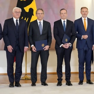 Bundeskanzler Olaf Scholz (l-r, SPD), Bundespräsident Frank-Walter Steinmeier, Jörg Kukies (SPD), neuer Bundesminister der Finanzen, Volker Wissing, Bundesminister für Digitales und Verkehr sowie neuer Bundesminister der Justiz, Christian Lindner (FDP), ehemaliger Bundesminister der Finanzen, Marco Buschmann (FDP), ehemaliger Bundesminister der Justiz und Bettina Stark-Watzinger (FDP), ehemalige Bundesministerin für Bildung im Schloss Bellevue.