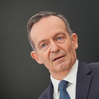 Bundesverkehrsminister Volker Wissing ist aus der FDP ausgetreten. Der bisherige rheinland-pfälzische FDP-Chef bleibt aber in der Bundesregierung.